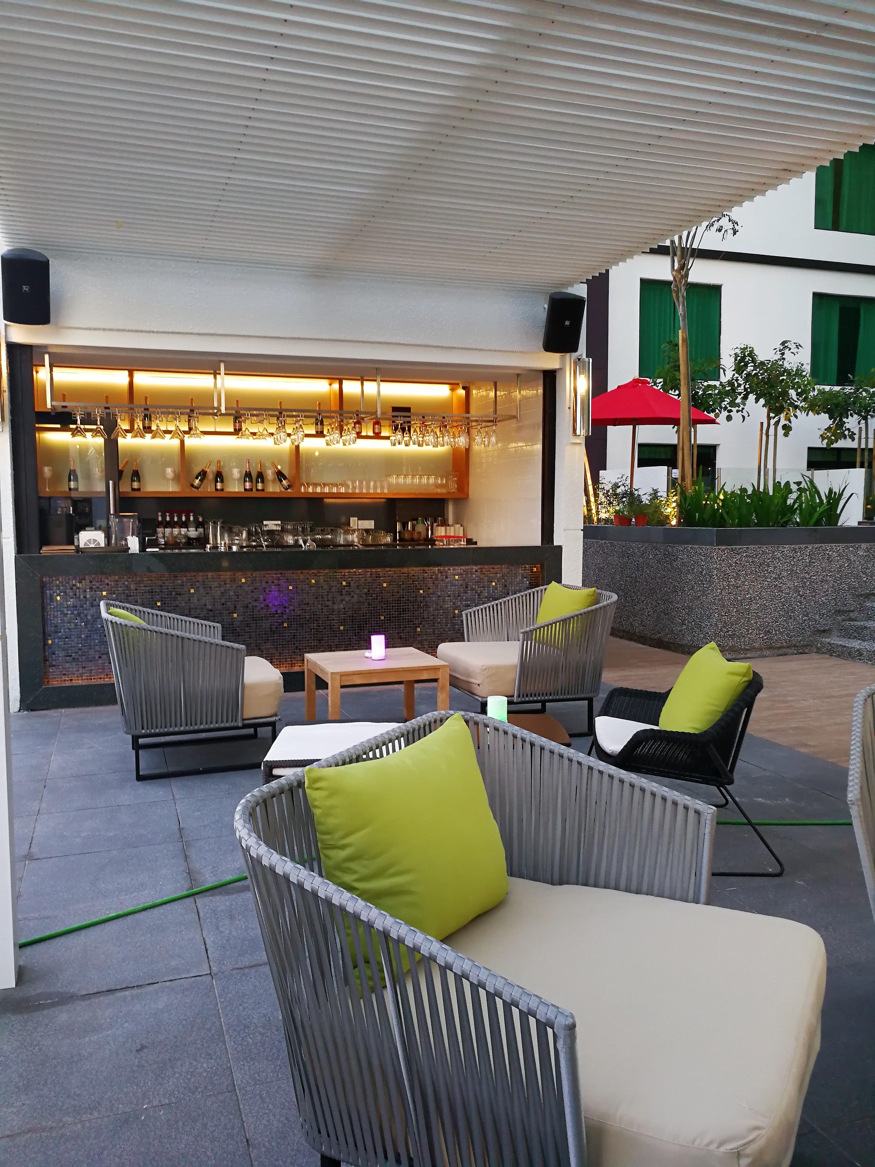 Amari Johor Bahru Otel Dış mekan fotoğraf The bar at the rooftop pool