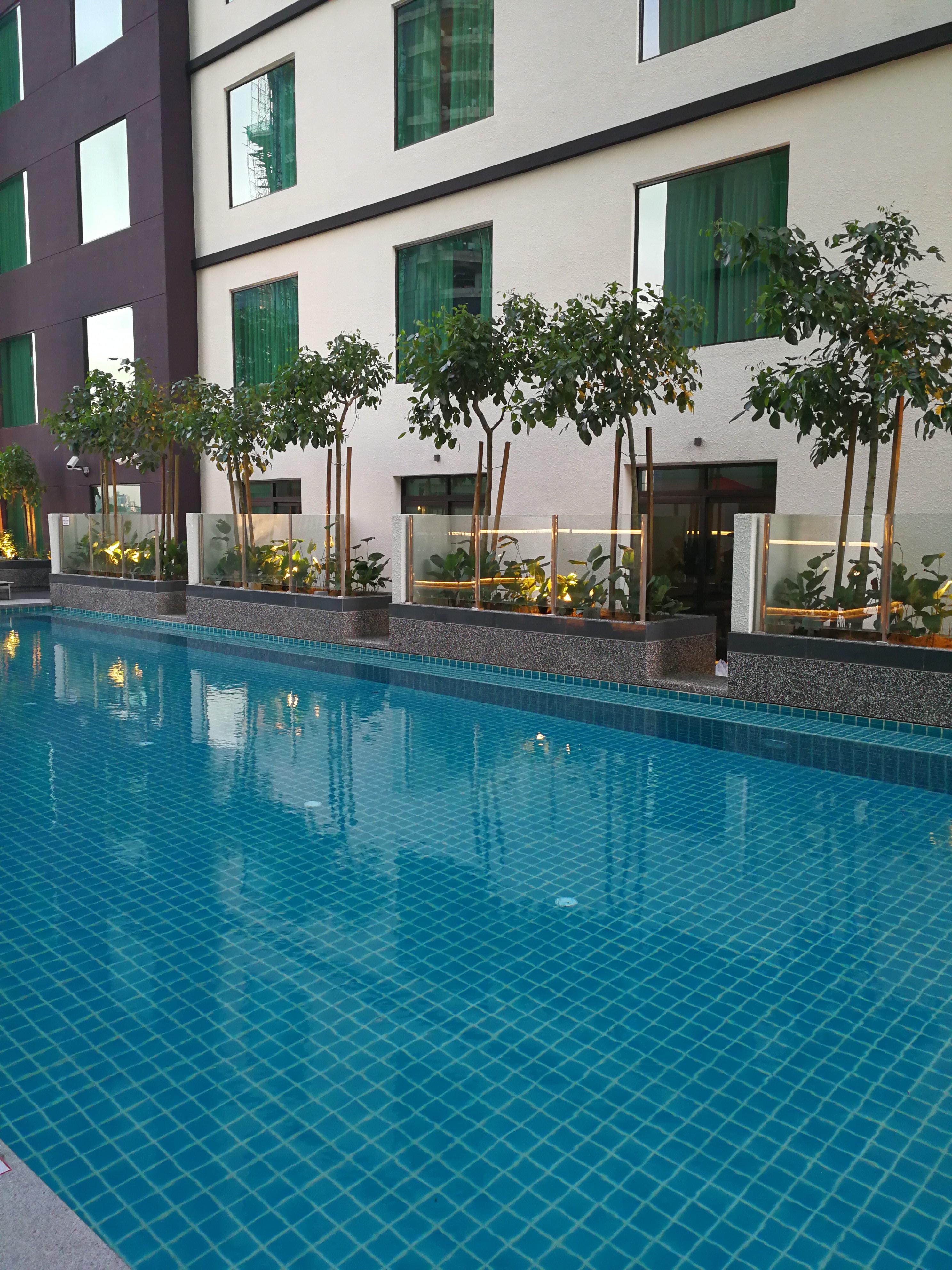 Amari Johor Bahru Otel Dış mekan fotoğraf The swimming pool at the 10th floor of the hotel