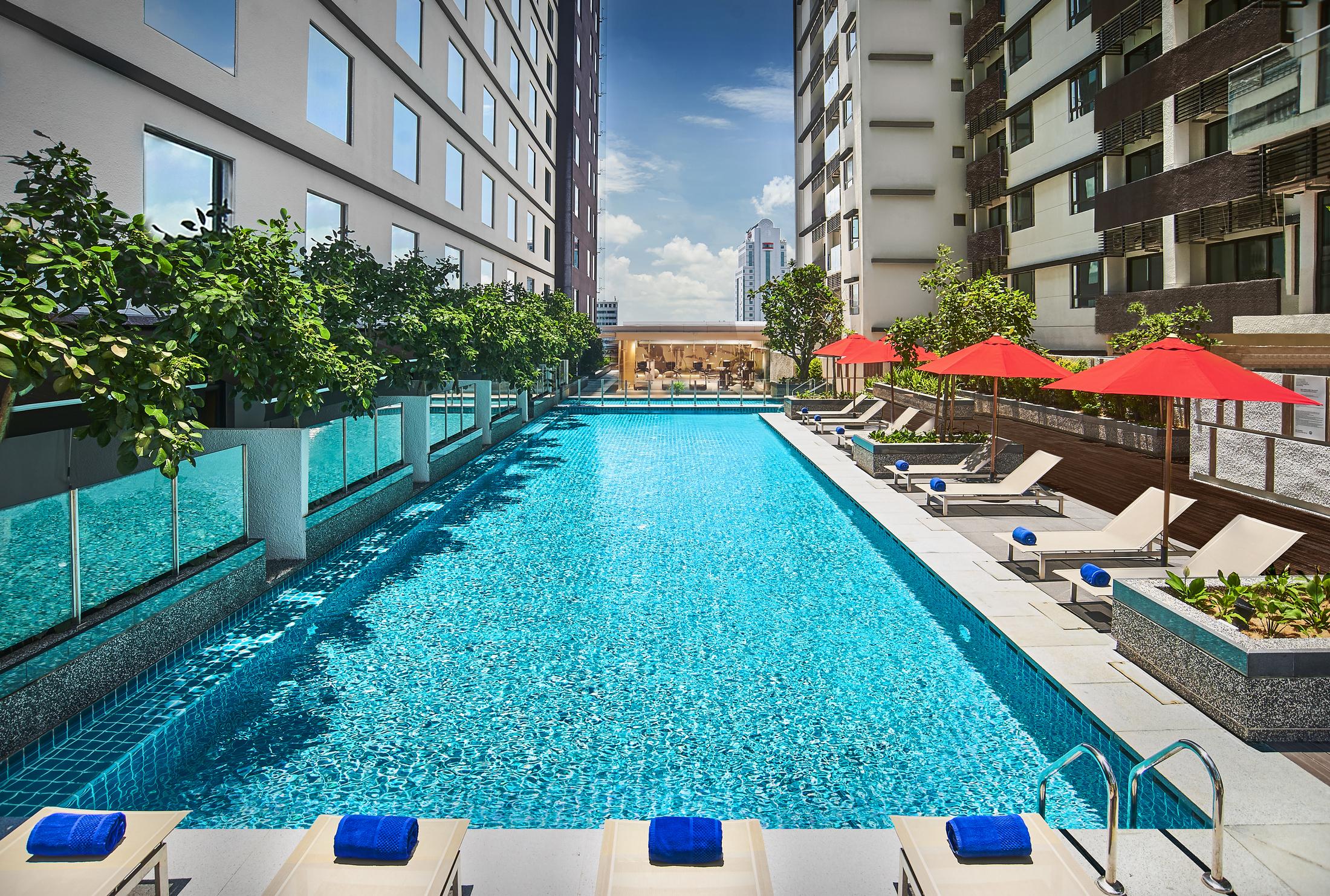 Amari Johor Bahru Otel Dış mekan fotoğraf The swimming pool at the hotel