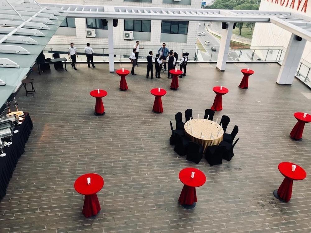 Amari Johor Bahru Otel Dış mekan fotoğraf The Atrium