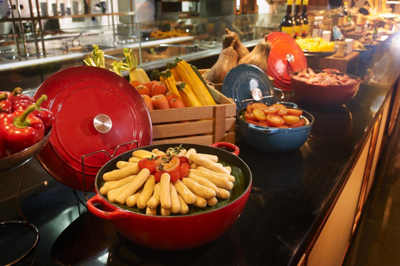 Amari Johor Bahru Otel Dış mekan fotoğraf Le Creuset cast iron cookware